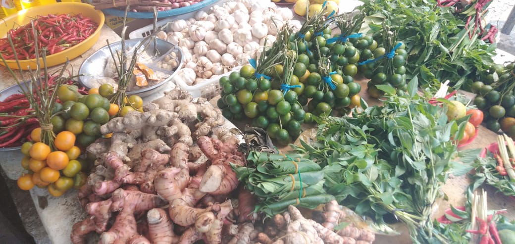Penjualan bumbu dan sayur mayur di PPI Hamadi. Foto: Asrida Elisabeth/ Mongabay Indonesia