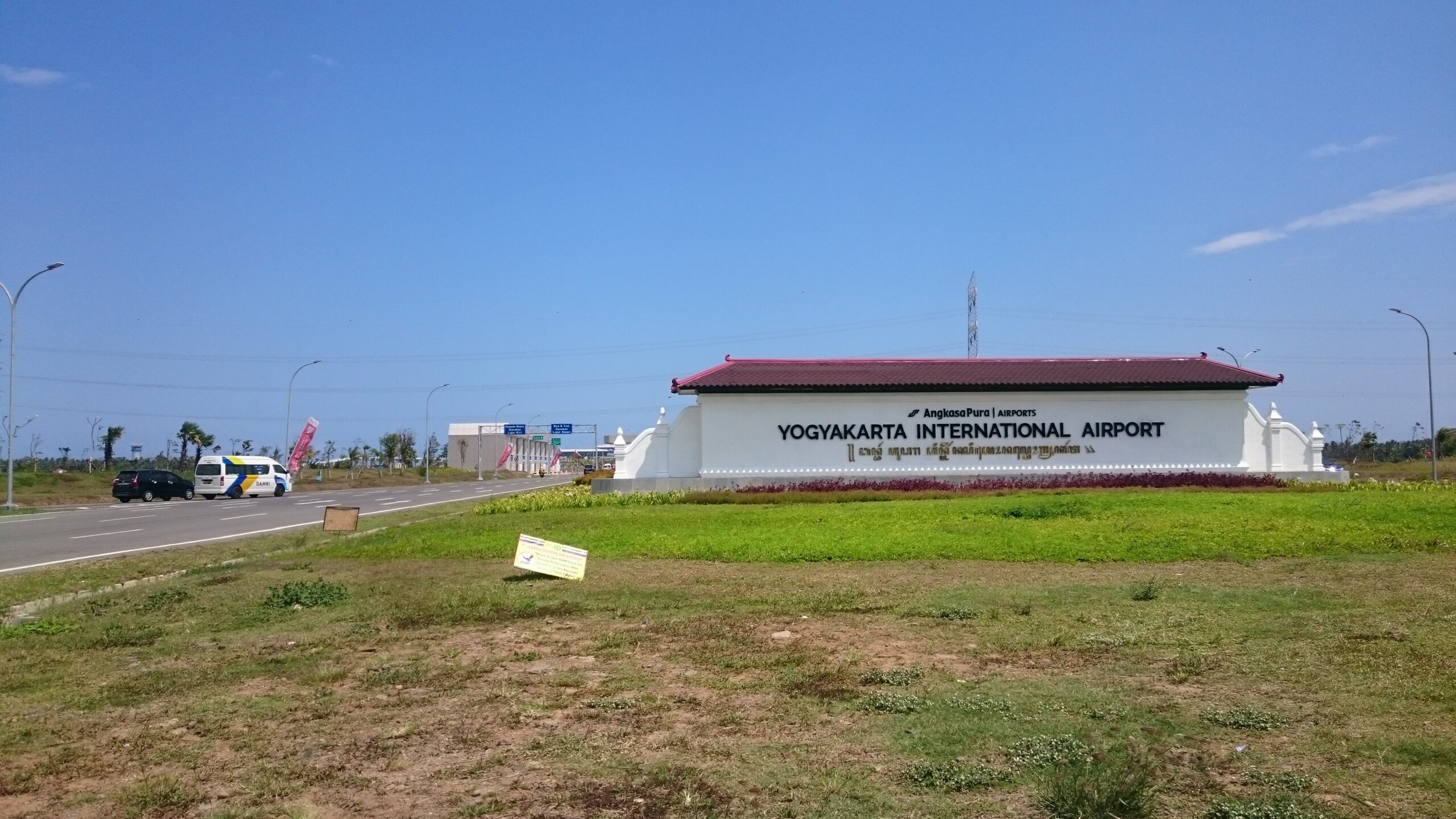Jalan masuk ke Bandara Yogyakarta yang baru. Foto: Nuswantoro/ Mongabay Indonesia