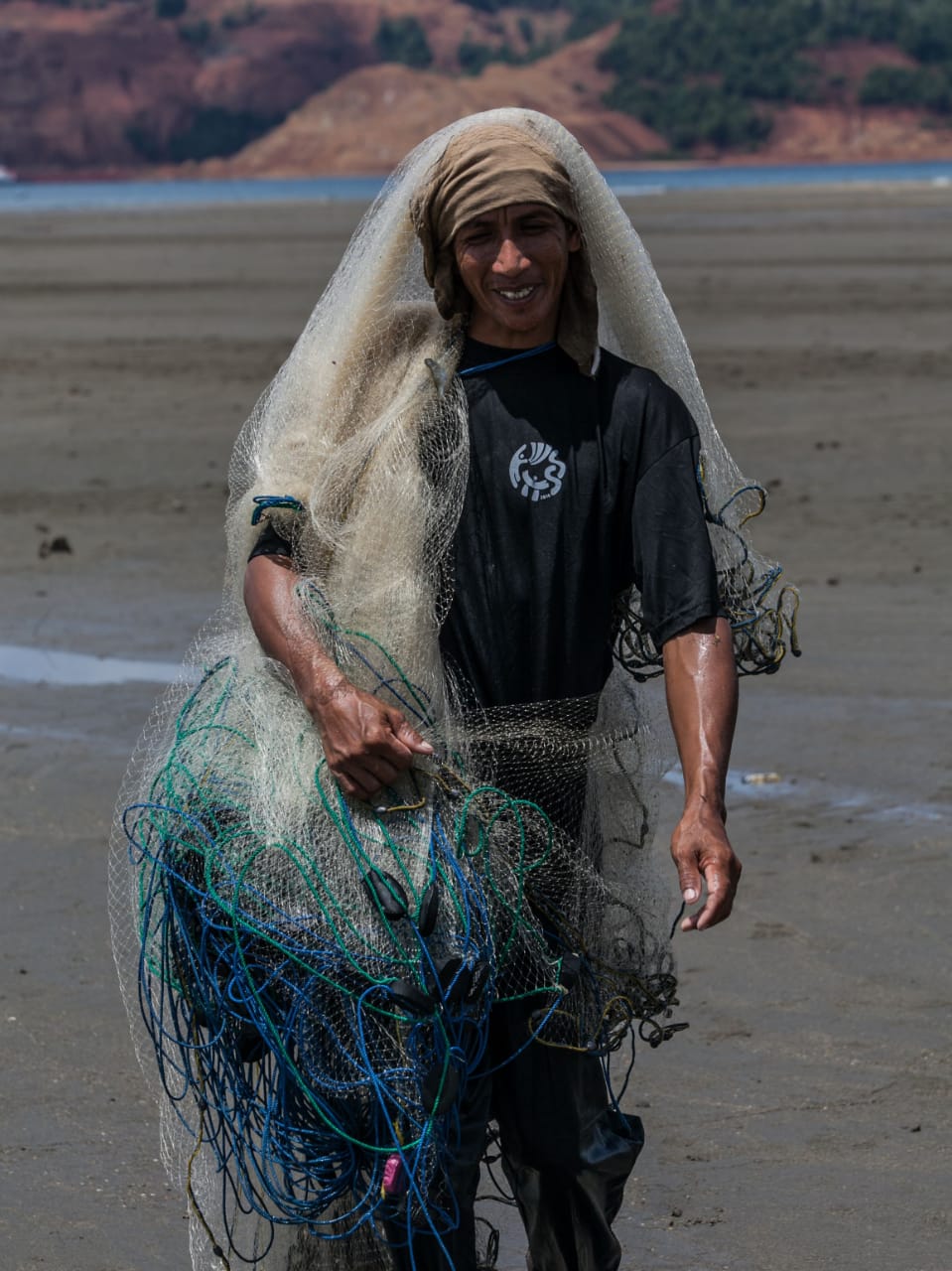 Nelayan yang baru saja pulang dari menangkap ikan, di Kabupaten Kolaka, Sultra. Nelayan mengeluhkan kencangnya ombak, sehingga mereka lebih memilih melakukan aktivitas melaut yang tidak jauh dari pesisir. Foto Aris Daeng, penggiat foto sosial masyarakat kendari.