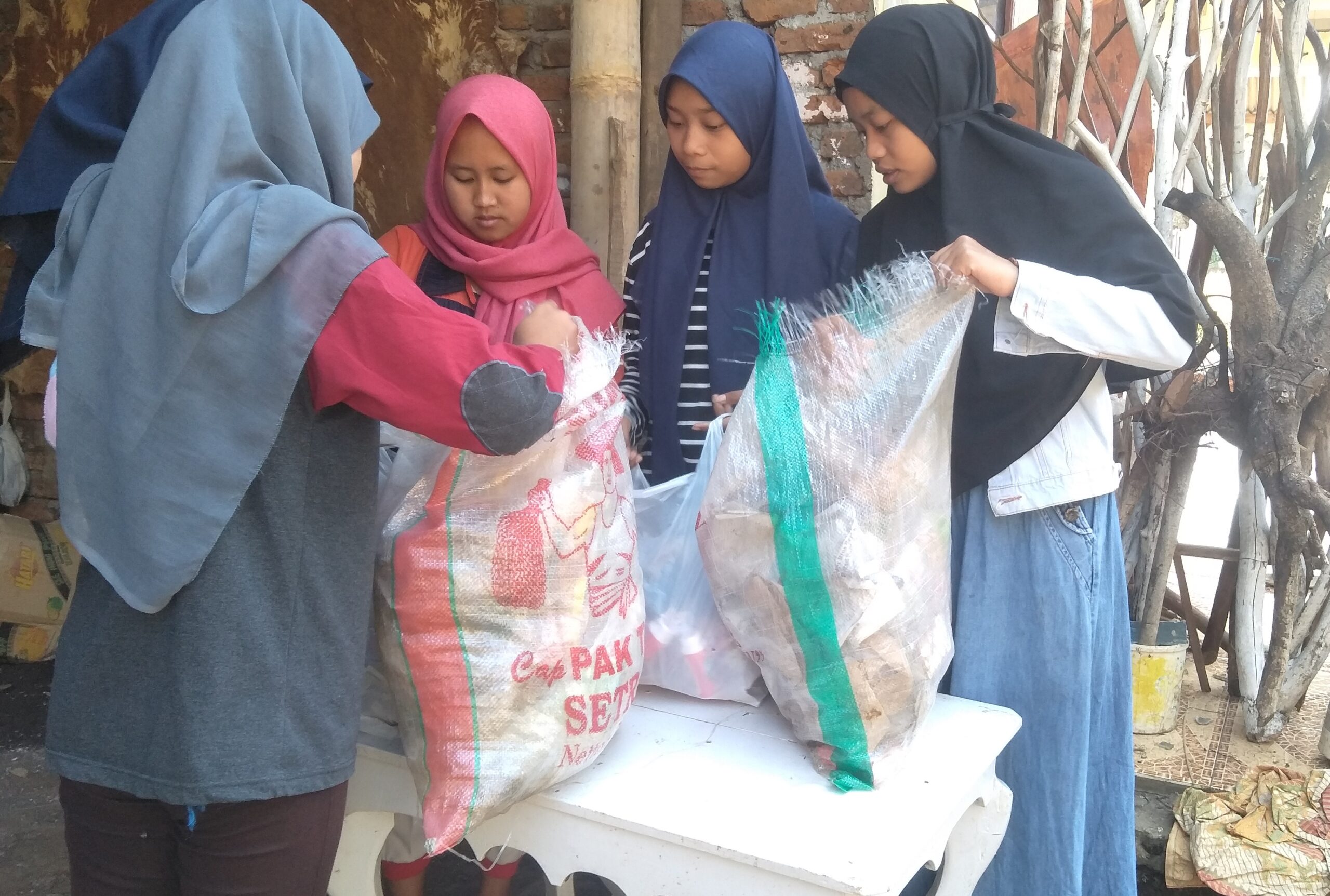 Sampah-sampah plastik dikupulkan, lalu mereka pilah untuk bikin beragam kerajinan. Foto: Eko Widianto/ Mongabay Indonesia