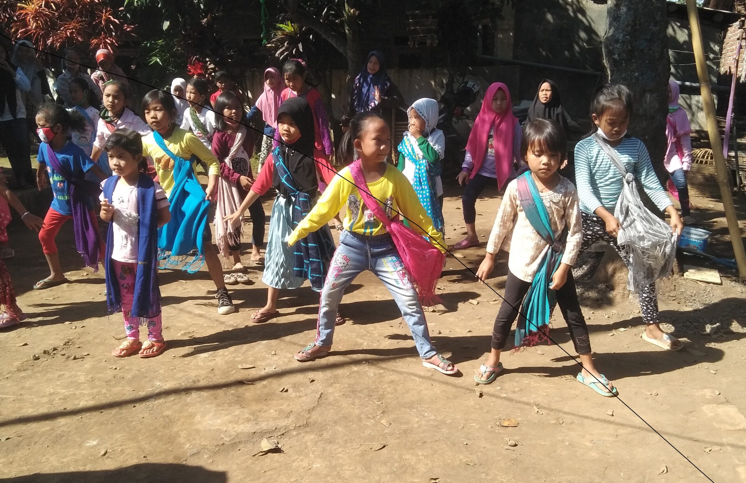 Di Gunuk Baca, mereka juga belajar menari. Foto: Eko Widianto/ Mongabay Indonesia