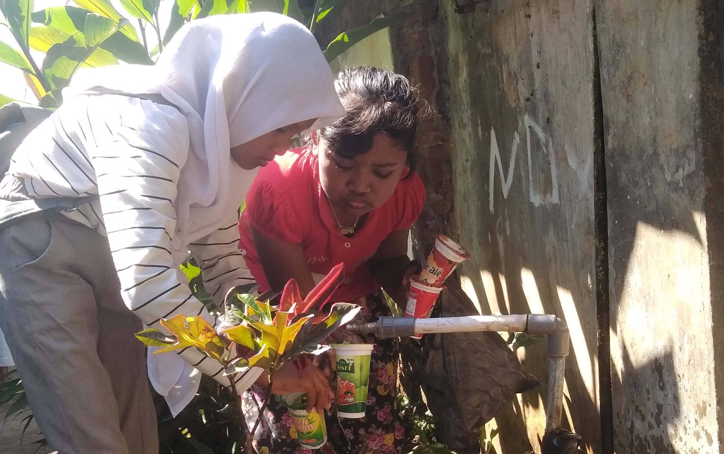 Mereka juga belajar tanaman dari alam sekitar. Foto: Eko Widianto/ Mongabay Indonesia