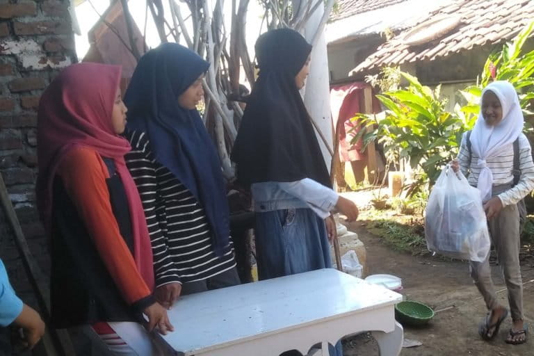 Peserta didik datang membawa sampah plastik dari rumah, sekalian sebagai alat pembayaran mengikuti proses belajar di Gubuk Baca ini. Foto: eko Widianto/ Mongabay Indonesia