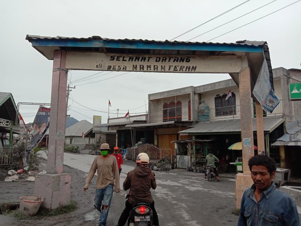 Erupsi Sinabung di tengah pandemi corona, menambah kehidupan warga makin rawan. Foto: Barita News Lumbanbatu/ Mongabay Indonesia