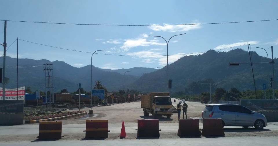Pintu Tol Padang-Pekanbaru di perbatasan Kota Padang dan Pariaman. Foto: Walhi Sumbar