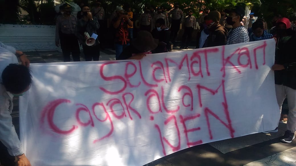 Protes Aliansi Peduli Ijen (API) penurunan fungsi Cagar Alam Ijen ke Taman WIsata Alam. Foto: API