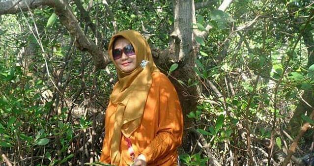  Endang T Wahyurini, miris dan prihatin melihat hutan mangrove di Madura, seperti di Sampang dan Pamekasan, banyak rusak. Foto: dokumen Endang T