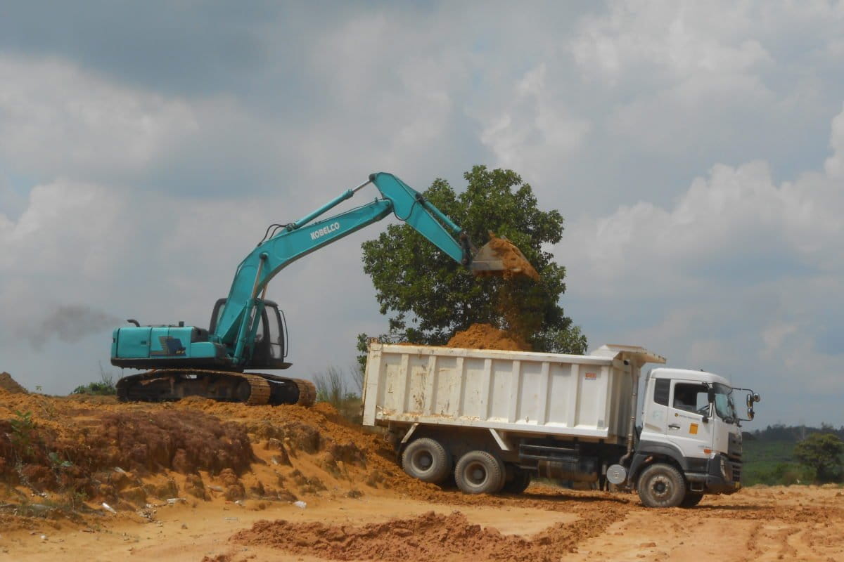 Tanah di sekitar dan dalam kawasan SM Balai Raja dikeruk untuk-membangun Jalan-Lingkar-Barat-Duri. -Bahkan, untuk pengerjaan akhir Tol Pekanbaru Dumai di sekitaran Kecamatan Pinggir. Foto: Suryadi/ <omhanay Indonesia