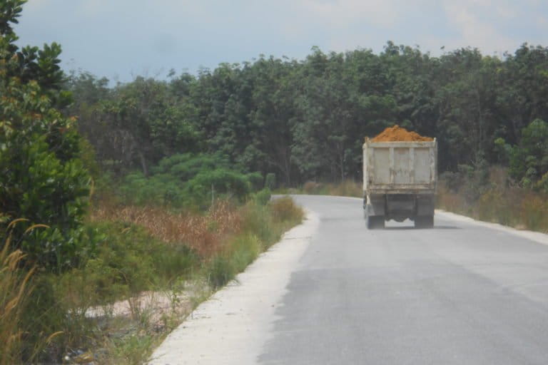 Jalan Lingkar Barat Duri di Kelurahan Balai Raja, Kecamatan Pinggir. Foto: Suryadi/Mongabay Indonesia