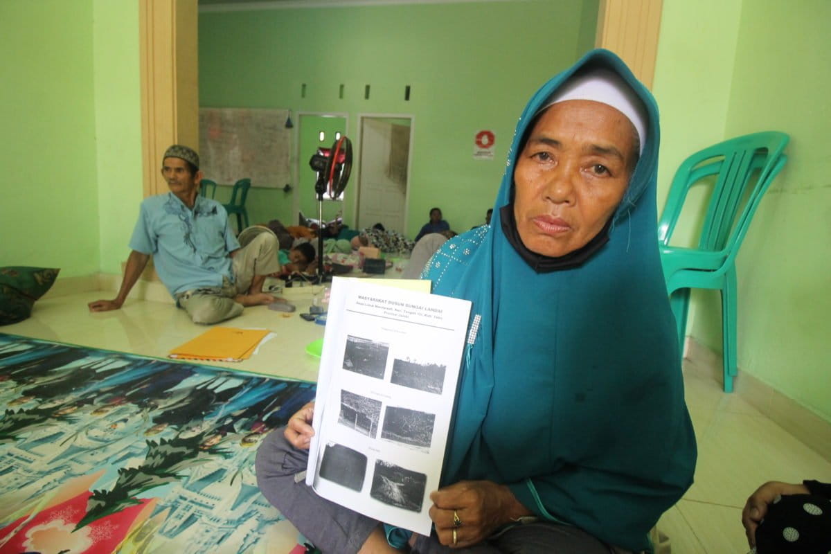 Maswan memperlihatkan foto tanaman mereka sejak 2007. Foto: KPA