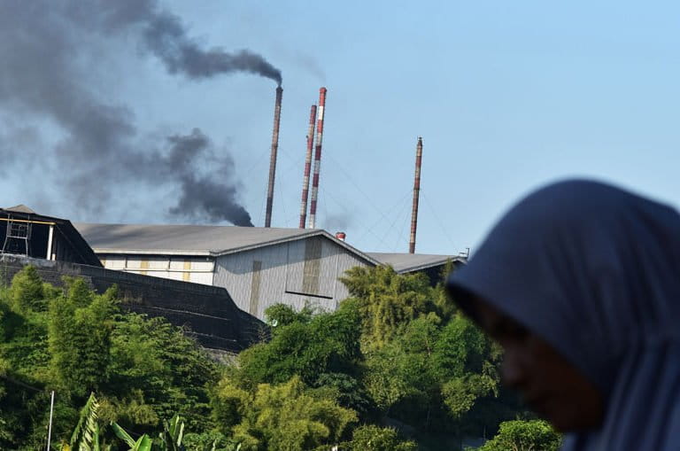 Kepulan asap hitam dari cerobong PT PRIA. Foto: A. Asnawi