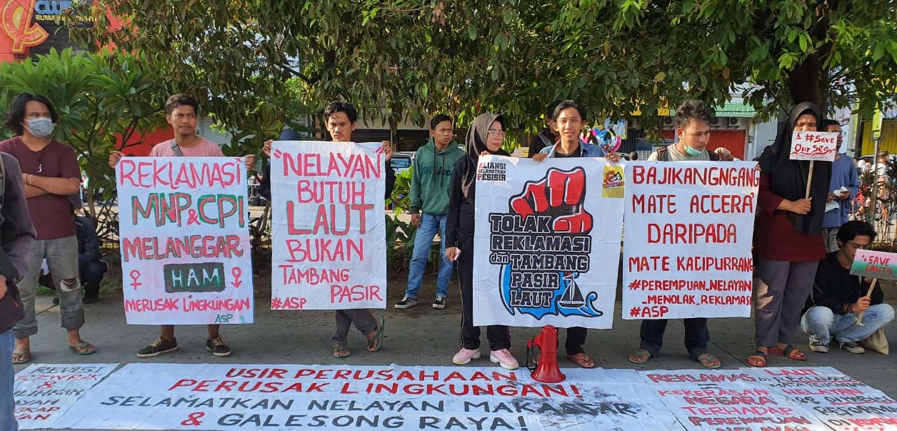 Aksi Aliansi Selamatkan Pesisir (ASP) Makassar bersama warga Galesong Kabupaten Takalar menolak tambang pasir serta reklamasi CPI dan MNP. Keberadaan proyek yang menggunakan material pasir dari laut dianggap telah merusak ekosistem lat dan menyebabkan abrasi yang parah. Foto: Wahyu Chandra/Mongabay Indonesia.