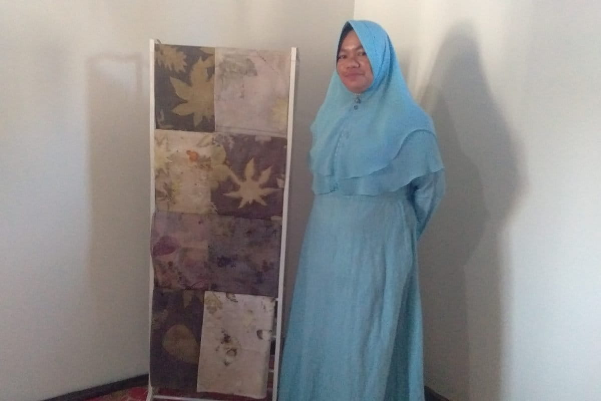 Syamila dengan beragam karya ecopirnt-nya. Foto: Gafur Abdullah/ Mongabay Indonesia