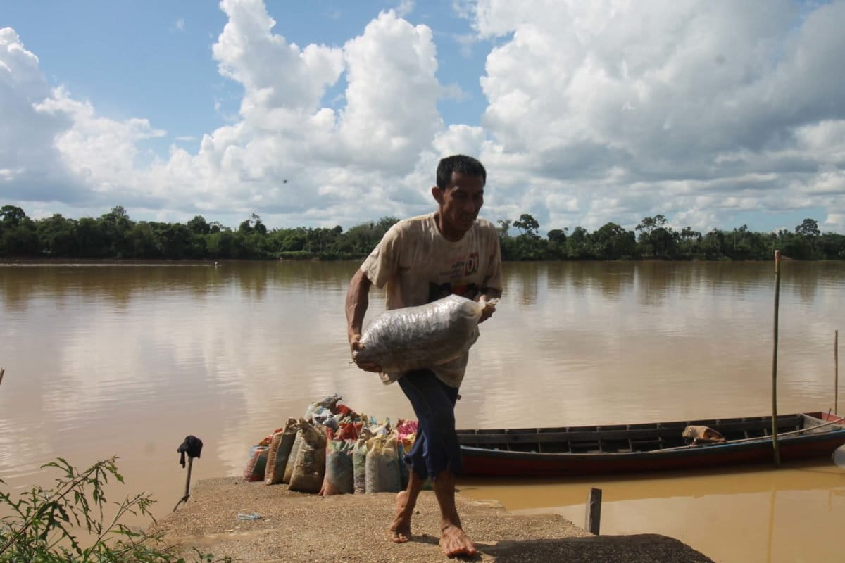 Warga Desa Rukam dulu bisa cukup dengan hidup dari tangkap ikan dan bertani. Kini, semua berubah. Cari ikan susah, lahan pertanian pun susut. Sebagian warga jadi buruh perkebunan sawit guna memenuhi keperluan hidup mereka. Fioto: Elviza Diana/ Mongabay Indonesia