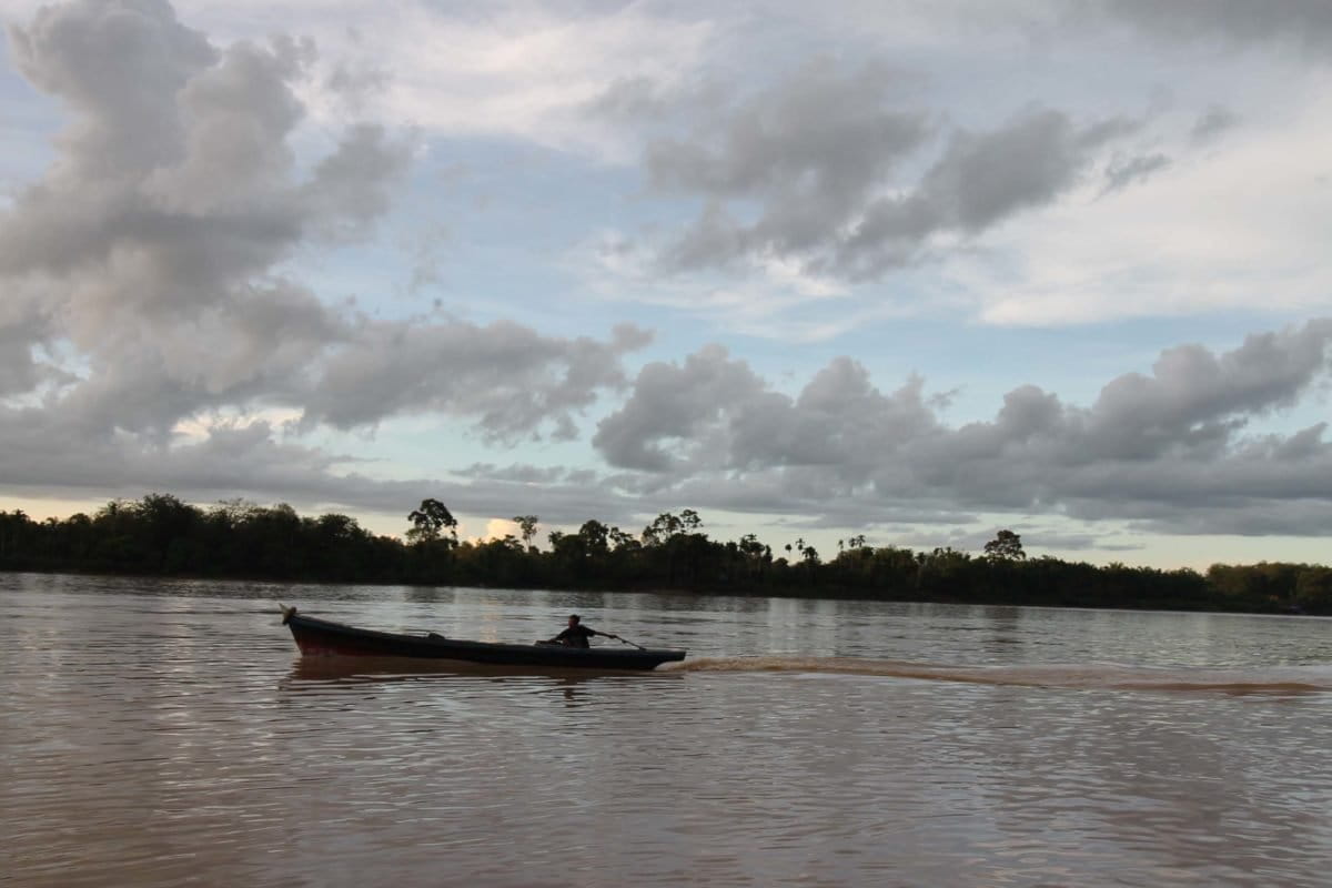 Nelayan di Sungai Batanghari. Ikan di sungai ini pun tak seperti dulu lagi. Foto: Elviza Diana/ Mongabay Indonesia