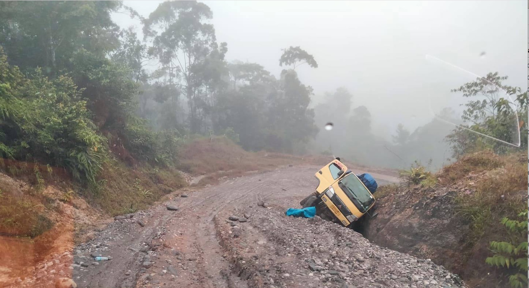 Truk tergelincir di Jalan Trans Jayapura Wamena. Foto: Gerson Wetapo