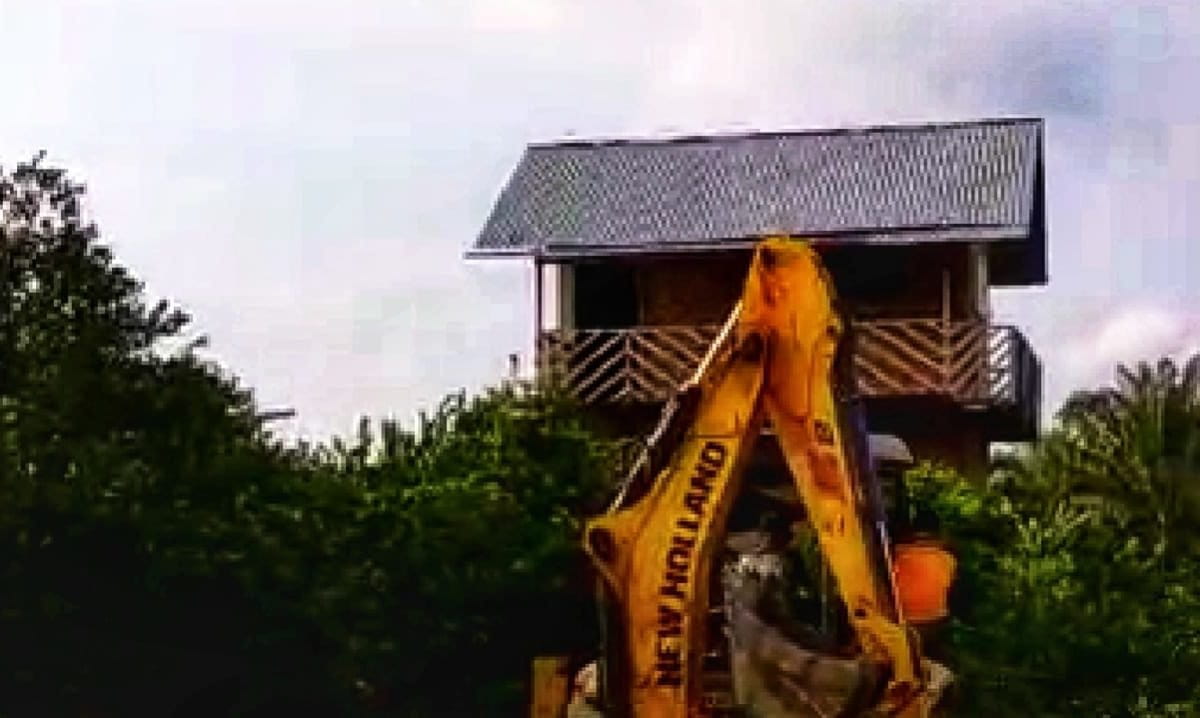 alat-berat-milik-PTPN-2-meKarokaronghancurkan-rumah-masyaraakat-adat-dan-tanaman-tanaman-yang-ada-di-sekitarnya-Ayat-S-.jpg