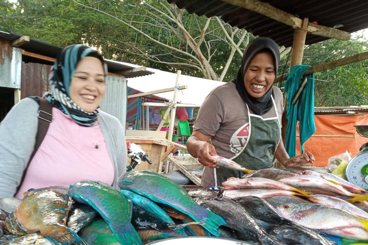 Pasar Ikan Rum, Tidore Kepulauan. Maluku Utara, wilayah sentra perikanan di Indonesia. Pemerintah Malut punya program LIN. Berbagai kalangan meminta, agar program ini memprioritaskan nelayan kecil. Foto: Mahmud Ichi/Mongabay Indonesia