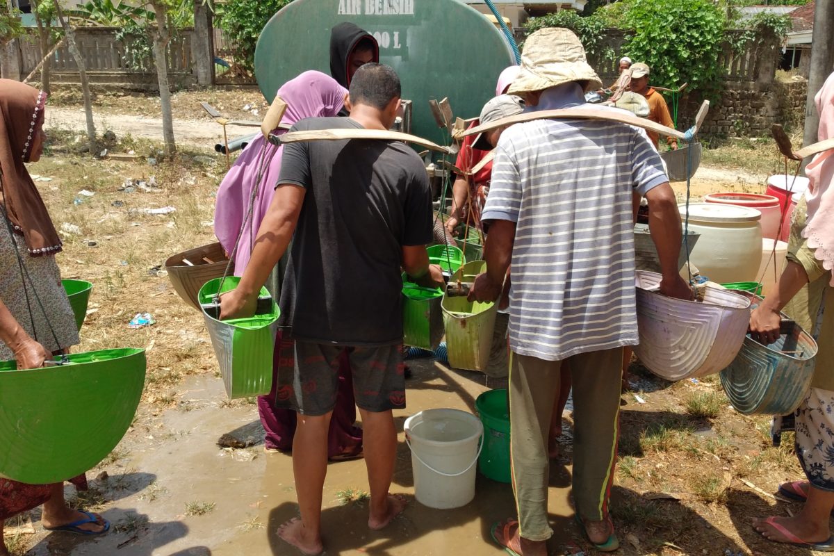 Pendistribusian Air di Dusun Komis, Desa Montorna. Foto: Moh. Tamimi/Mongabay Indonesia