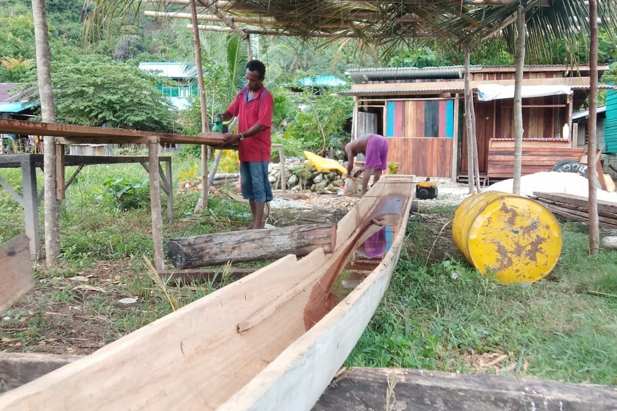 Perajin sedang membuat perahu. Foto: Asrida Elisabeth/ Mongabay Indonesia