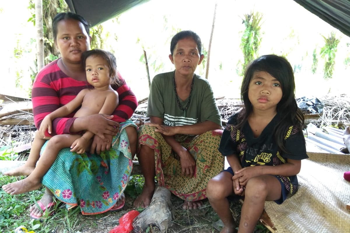 Selisih, dukun orang Rimba, (kiri) dan Maliau. Foto: Yitno Suprapto/ Mongabay Indonesia