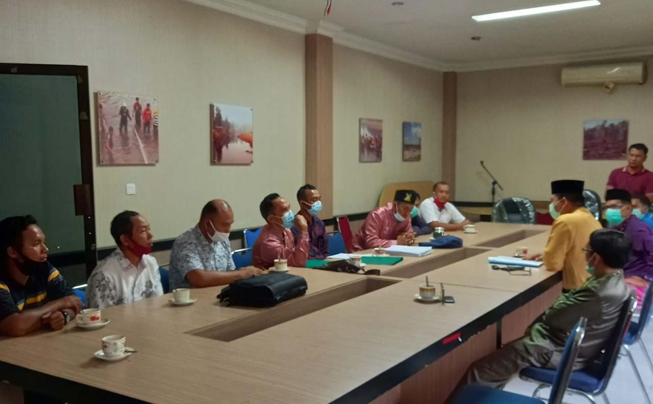  Arrindo, Kepala Desa Pulau Padang, Kecamatan Singingi menyerahkan 250 lembar saran, pendapat dan tanggapan masyarakat pada Rustam, Plt Kepala Dinas Lingkungan Hidup (DLH) Kuantan Singingi, 8 Oktober lalu. Dia ditemani Ketua Badan Permusyawaratan Desa (BPD) beserta sejumlah tokoh masyarkat dan ninik mamak. Rustam didampingi Kepala Bidang Tata Lingkungan Suwirman dan beberapa staf. Foto: Suryadi/ Mongabay Indonesia 