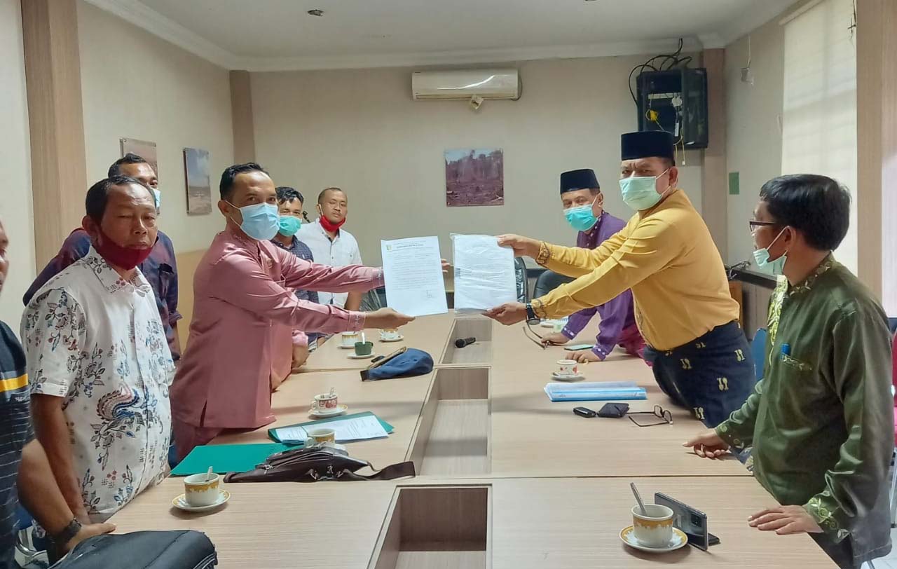 Kades Pulau Padang Arrindo serahkan saran pendapat dan tanggapan masyarakat menolak kegiatan Koperasi Koto Intuok hendak menebang hutan alam. Foto: Suryadi/Mongabay Indonesia