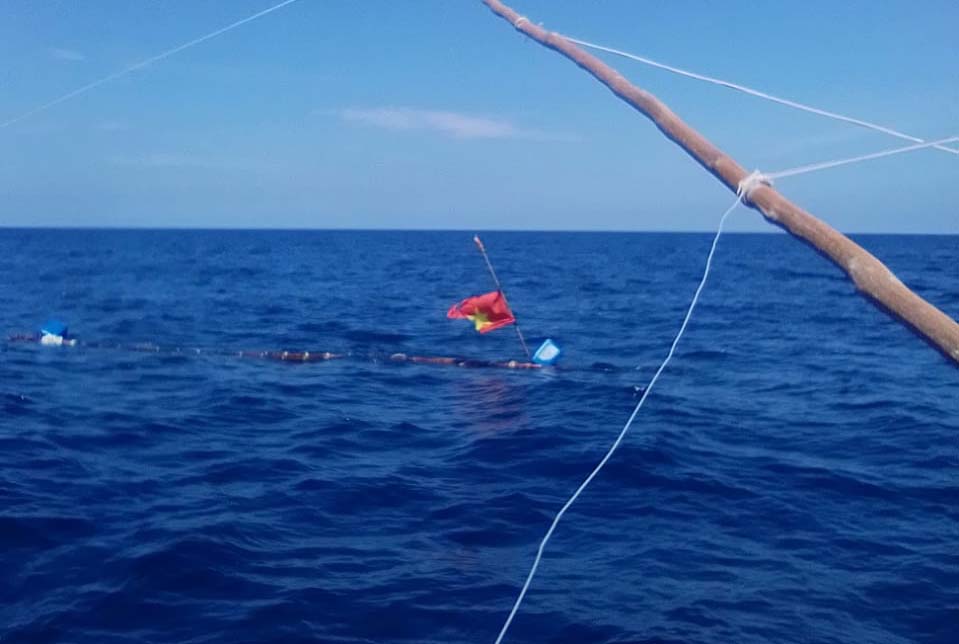 Rumpon ilegal berbender Vietnam di laut Natuna. Foto: Joko S