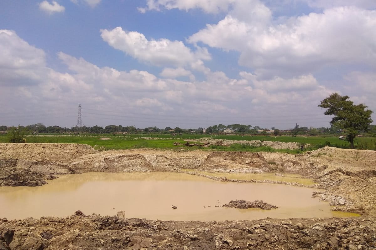  Kolam besar yang dibuat pengusaha Djumarlie untuk dibangun dermaga. Petani di Kunangan mengeluh sawah mereka kering lantaran air mengalir di kolam yang dalamnya tiga meteran. Foto: Yitno Suprapto/ Mongabay Indonesia