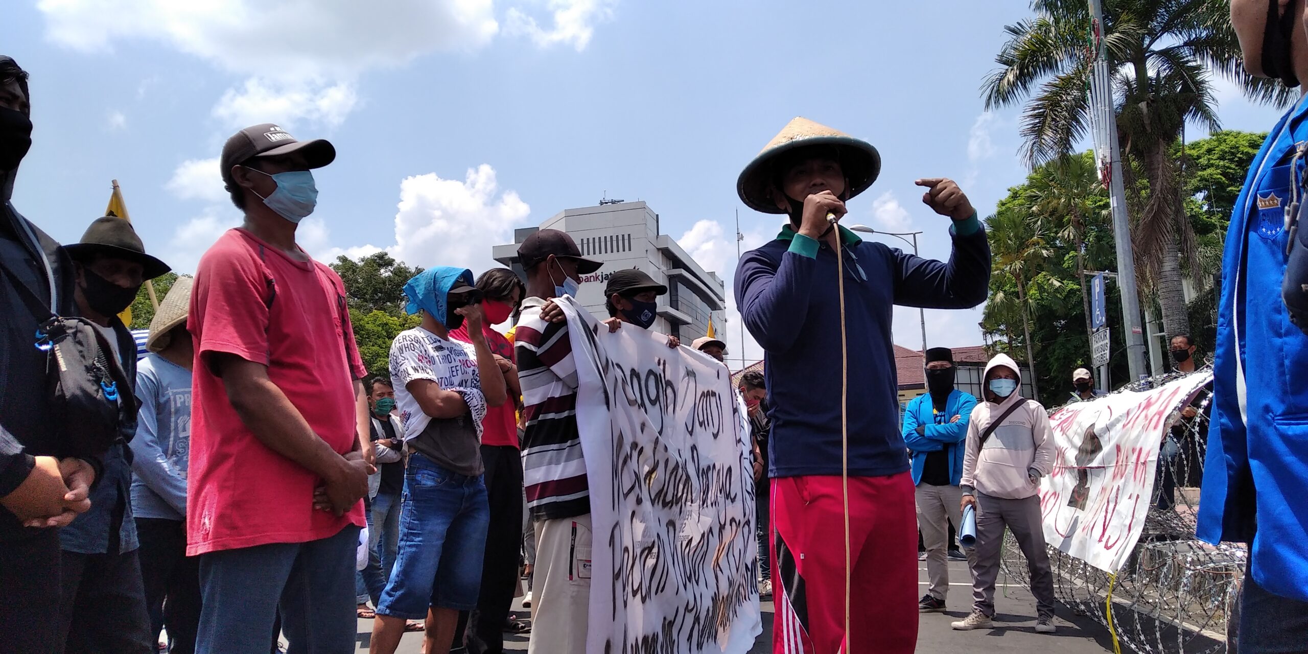 Petanii Puger aksi saluran irigasi mereka diubah perusahaan semen. Foto: RZ Hakim/ Mongabay Indonesia