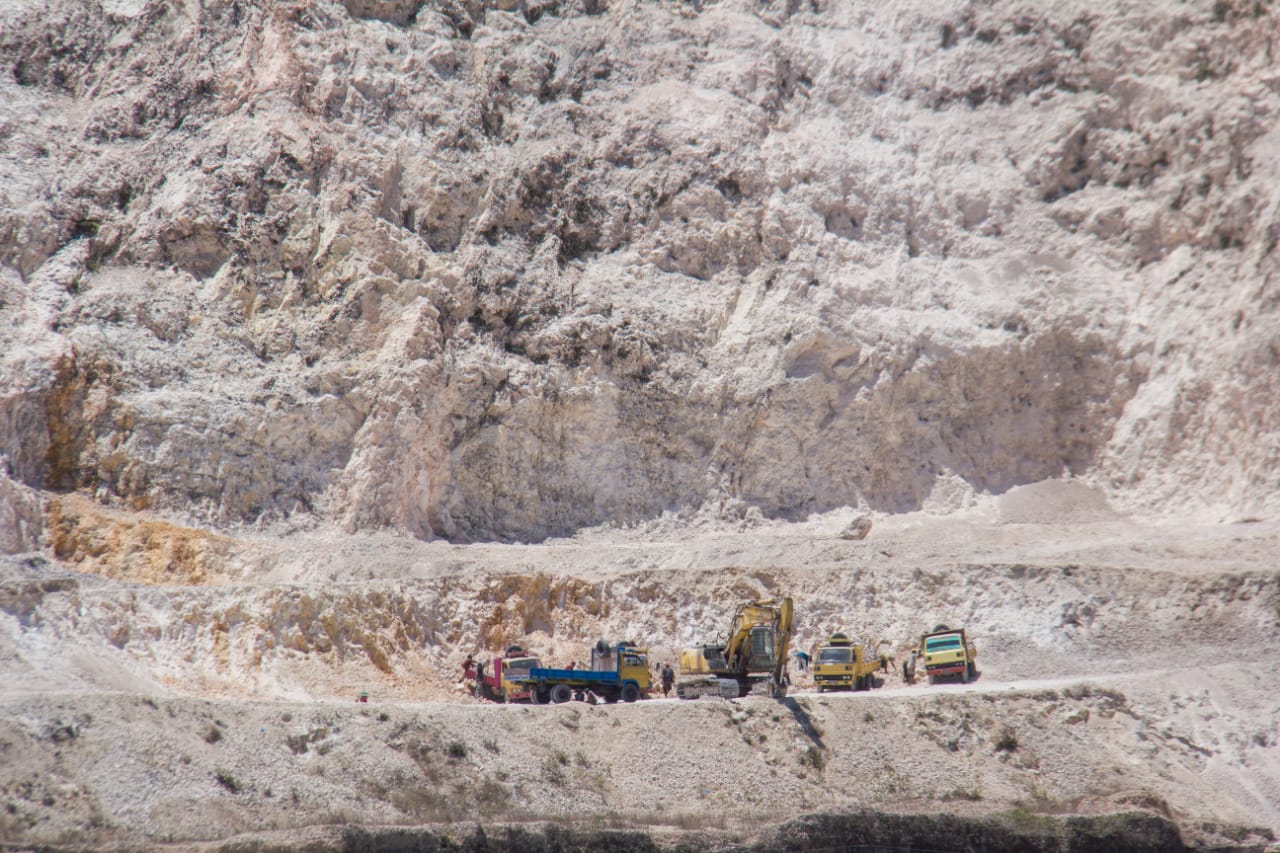 Perbukitan di kawasan karst Gunung Sadeng, Puger yang jadi wilayah tambang PT Cement Puger Jaya Raya Sentosa. Ia adalah pabrik semen pertama di Puger. Foto: Vj Lie