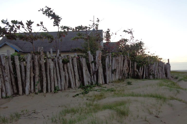 Sidabok, tempat bersejarah di Okaba dipagari dengan kayu untuk hindari abrasi. Foto: Agapitus Batbuall/Mongabay Indonesia