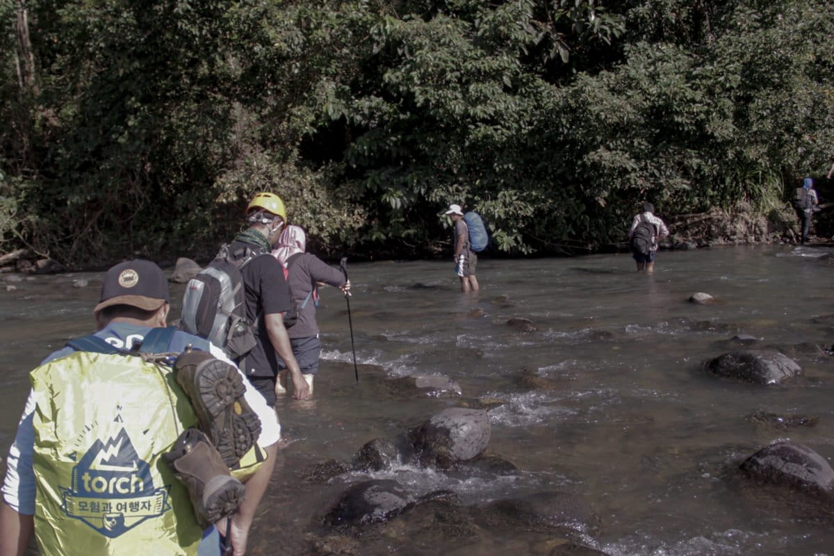 Perjalanan menuju Goa Uhallie. Foto: Eko Rusdianto/ Mongabay Indonesia 