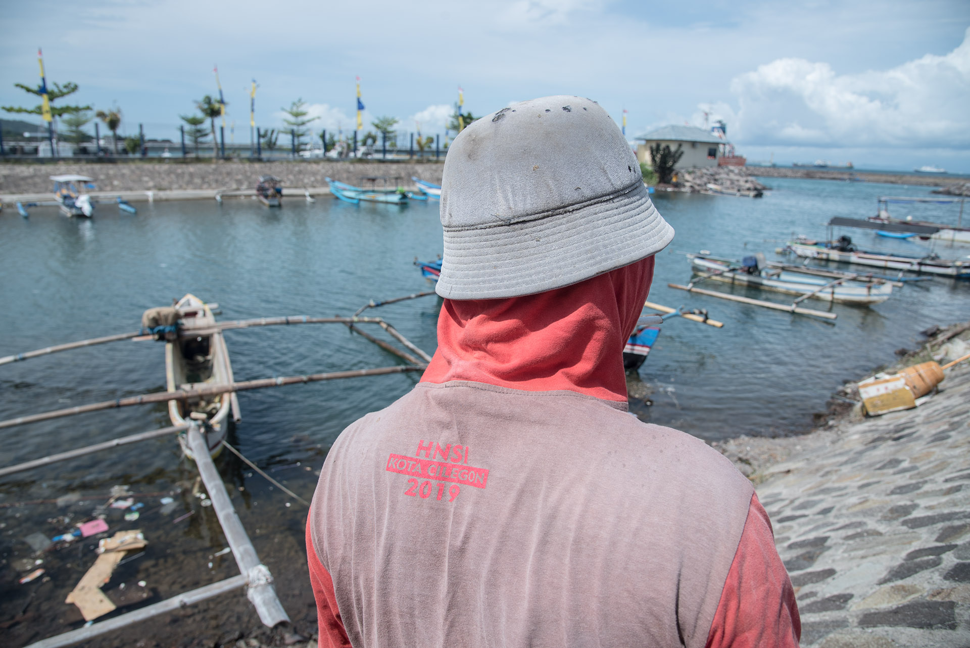 Seorang nelayan dengan kaos bertuliskan HNSI (Himpunan Nelayan Seluruh Indonesia) Kota Cilegon 2019 di Pangkalan Nelayan Suralaya, Cilegon, Banten, Sabtu (28/11/2020). [Eka Nickmatulhuda 2020]