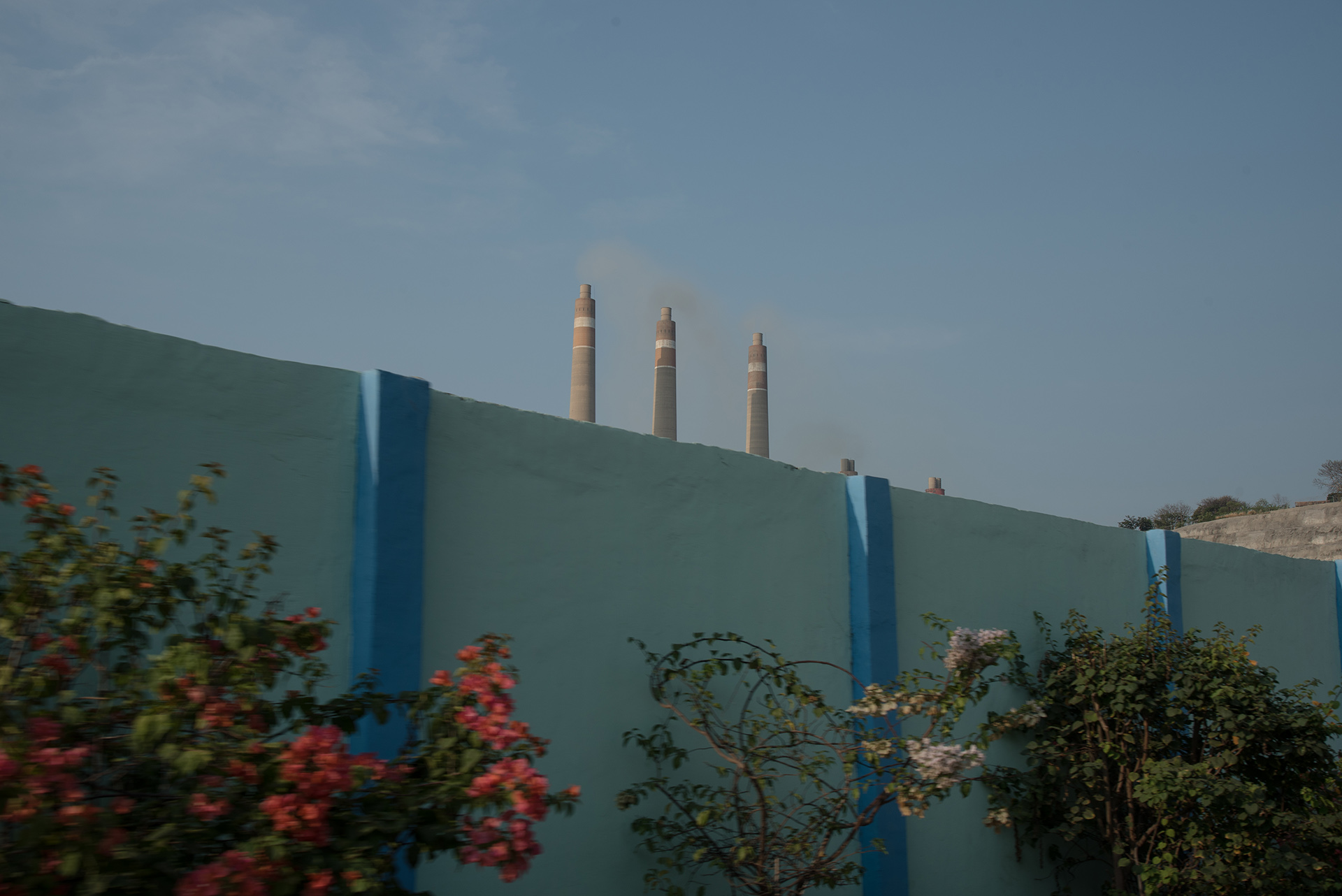 PLTU Suralaya unit pembangkit 5-7 di belakang tembok yang membatasi penglihatan pengguna jalan ke arah laut, di Suralaya, Banten, Minggu (13/09/2020). [Eka Nickmatulhuda 2020]