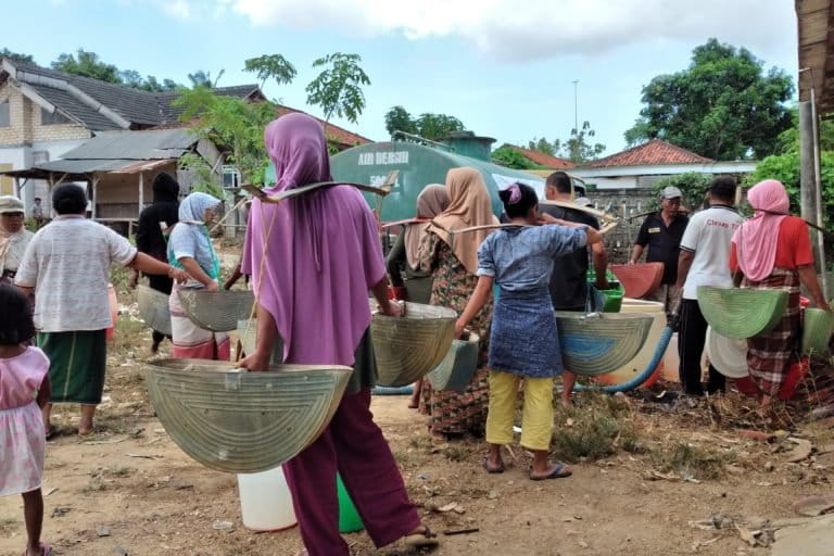 Warga Sumenep berbondong-bondong untuk mendapatkan bantuan air karena di daerahnya mengalami kekeringan. Bagaimana kalau ada tambang fosfat yang akan mengeksploitasi kawasan karst? Foto: Moh. Tamimi/Mongabay Indonesia