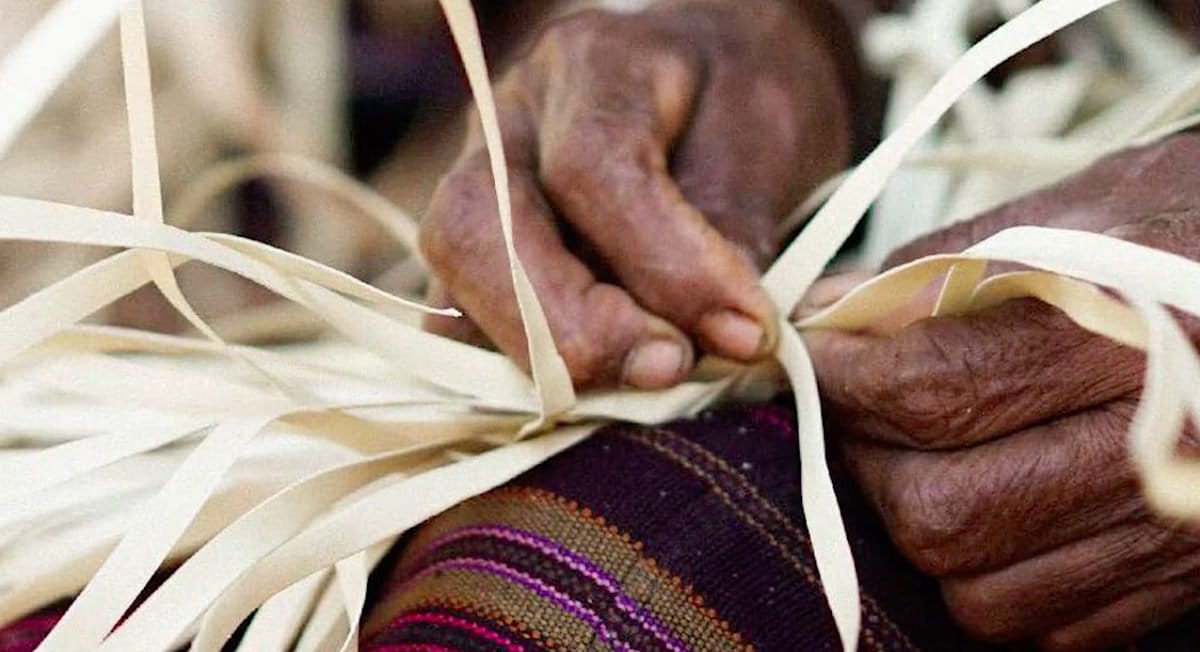 Anyaman daun lontar dari para perajin di Flores. Foto:Yayasan Kehati