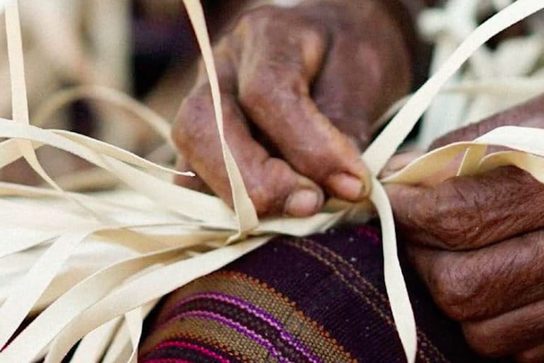 Anyaman daun lontar dari para perajin di Flores. Foto:Yayasan Kehati