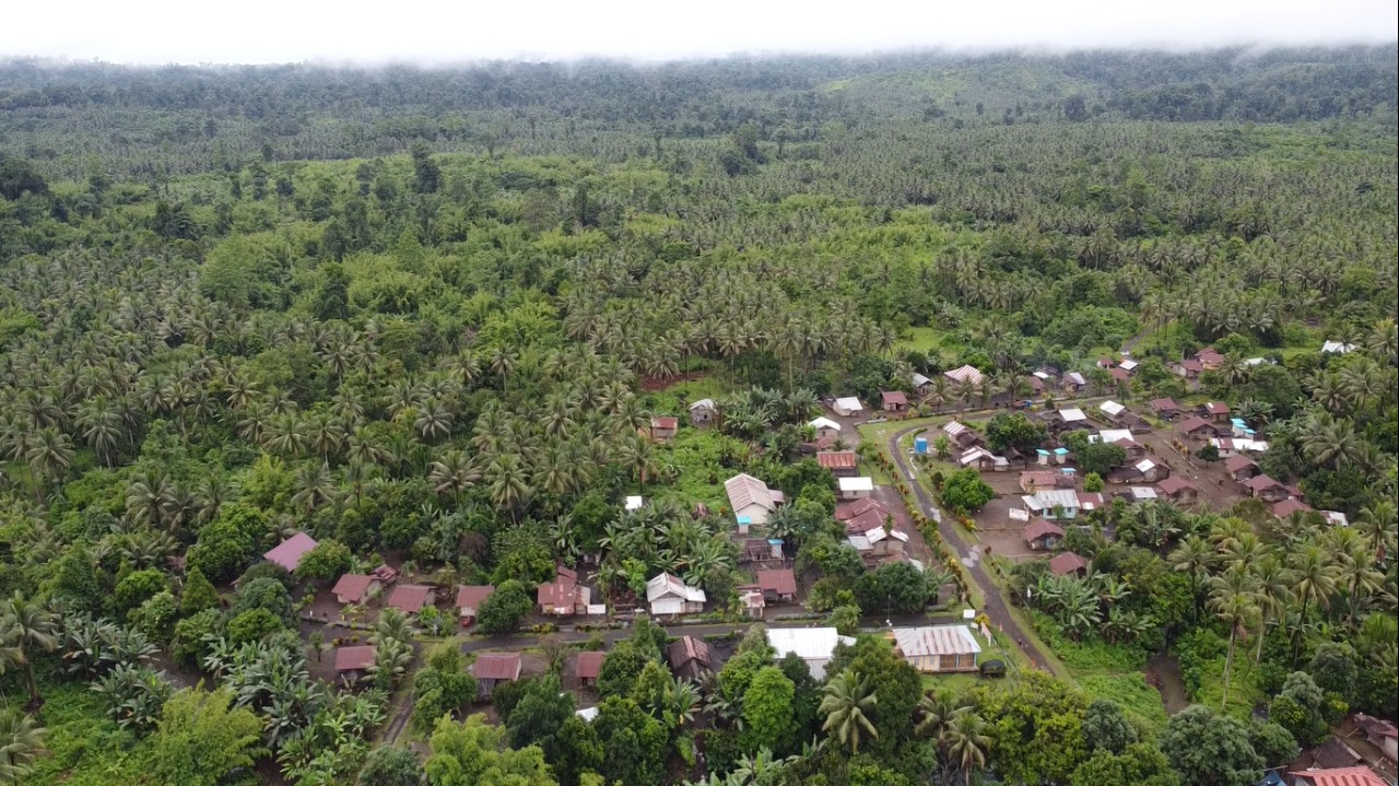 Desa Wangongira, Tobelo Barat, Halmahera Utara, Maluku Utara. Ada sekira 139 keluarga atau 567 jiwa yang bermukim di sini. Amatan di lapangan, pada November 2020, hanya sedikit saja warga asli dari Telaga Lina yang bermukim. Sebagian adalah Suku Tobelo yang berasal dari Halmahera bagian barat, bahkan ada beberapa warga dari luar Maluku Utara, yang tinggal dan menikah dengan warga tempatan. Foto: Faris Bobero/Mongabay Indonesia