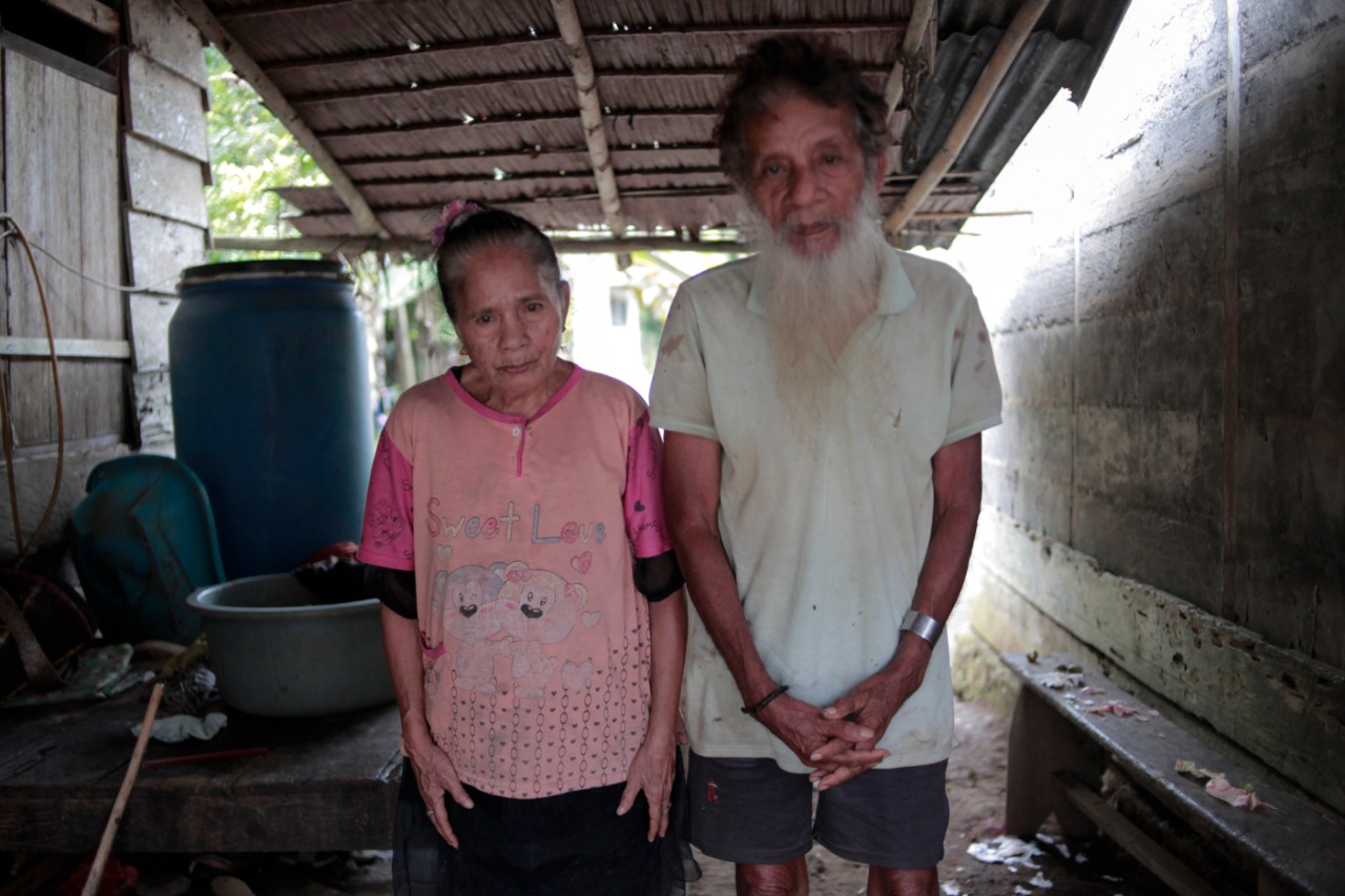 Yohana Mongora dan Lukas Gaza, Komunitas O’Hongana Manyawa atau Togutil yang berasal dari Telaga Lina yang kini bermukim di Desa Wangongira, Tobelo Barat, Halmahera Utara, Maluku Utara. Foto: Gustam Jambu