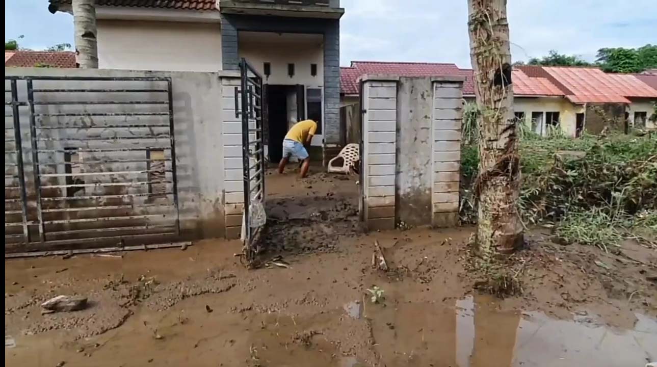 Warga membersihkan lumpur pasca banjir bandang di Kota Medan. Foto: Ayat S Karokaro/ Mongabay Indonesia