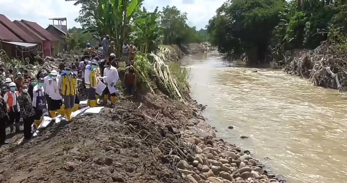 Basuki Hadimuljono, Menteri Pekerjaan Umum dan Perumahan Rakyat, meninjau lokasi banjir karena sungai-sungai di Sumatera Utara meluap. Foto: Ayat S karokaro/ Mongabay Indonesia