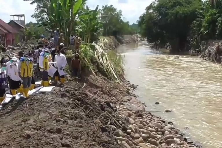 Basuki Hadimuljono, Menteri Pekerjaan Umum dan Perumahan Rakyat, meninjau lokasi banjir karena sungai-sungai di Sumatera Utara meluap. Foto: Ayat S karokaro/ Mongabay Indonesia