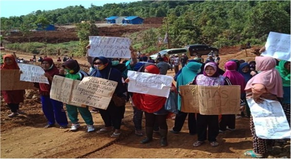 Warga protes dampak buruk tambang nikel di Sulteng. Foto: Jatam Sulteng