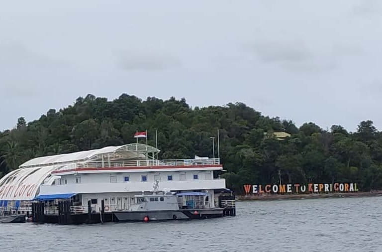 Obyek wisata di Pulau Pengalap, Kepulauan Riau, pakai surya sebagai sumber energi. Foto: Yogi Eka Sahputra /Mongabay Indonesia