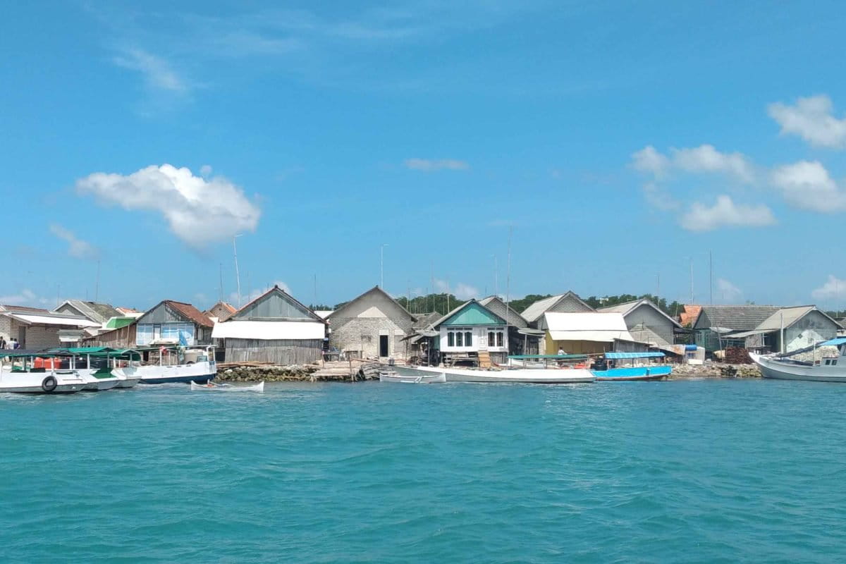 Jajaran rumah warga Bungin Nyarat dilihat dari laut. Foto: Moh. Tamimi/Mongabay Indonesia