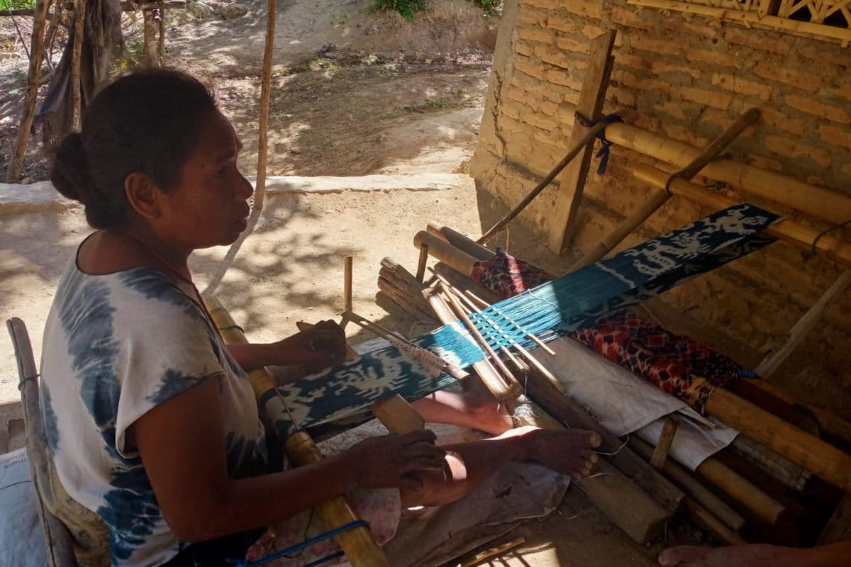 Mama Yo, penenun ikat pewarna alami Sumba. Foto: Diana Timoria