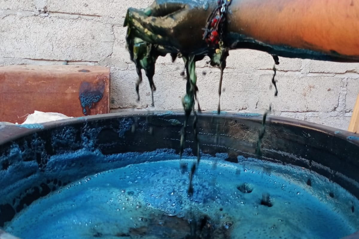 Salah satu proses pembuatan warna biru menggunakan wora. Foto: Diana Timoria
