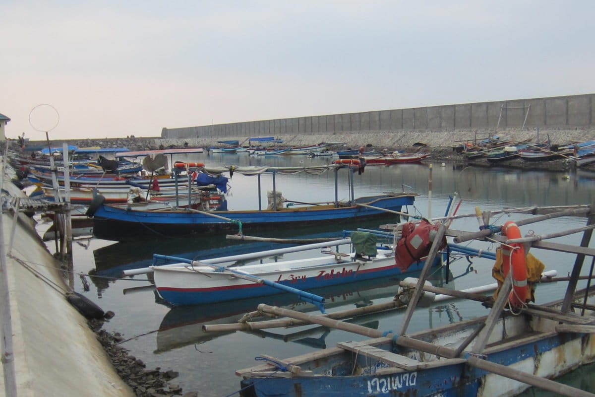 Kapal nelayan dekat PLTU Suralaya. Foto: Della Syahni/ Mongabay Indonesia