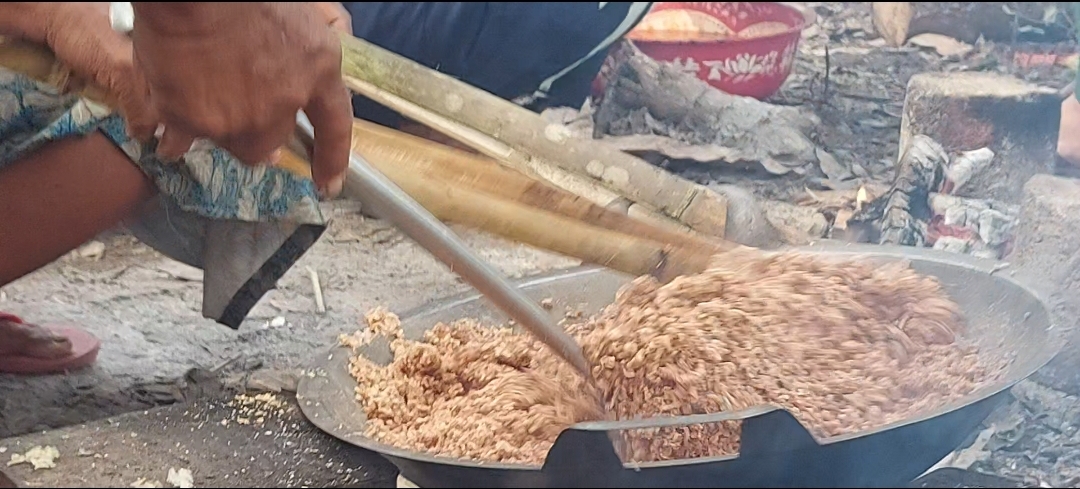 Sinyole, makanan dari sagu yang lama tak dibikin warga. Foto: Mahmud Ichi/ Mongabay Indonesia